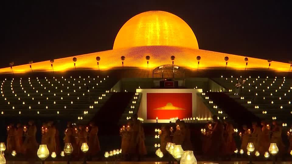 Video: 100.000 Laternen am höchsten buddhistischen Feiertag