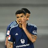 Au Backe: Nach dem Hinspiel in Stuttgart steht der Hamburger SV um Ransford-Yeboah Königsdörffer (Mitte) vor einem weiteren Jahr in der zweiten Liga. 3:0 gewann der VfB Stuttgart das Hinspiel, verpasste dabei einen noch deutlicheren Sieg. Nur ein Fußball-Wunder kann den HSV retten.