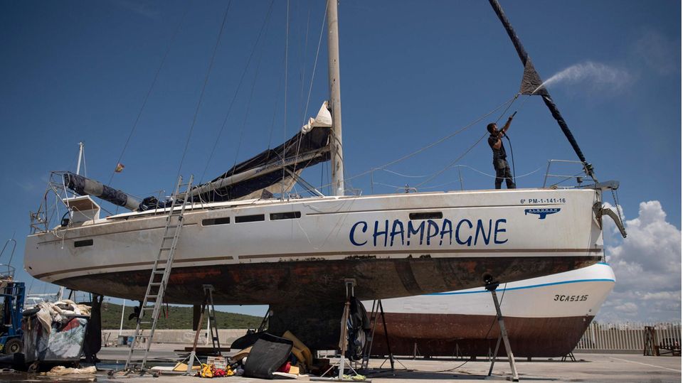 Die Segeljacht "Champagne" sank Anfang Mai vor Cádiz nach einem Zwischenfall mit Orcas. Jetzt wird sie repariert. Die Segeljacht "Champagne" sank Anfang Mai vor Cádiz nach einem Zwischenfall mit Orcas. Jetzt wird sie repariert.