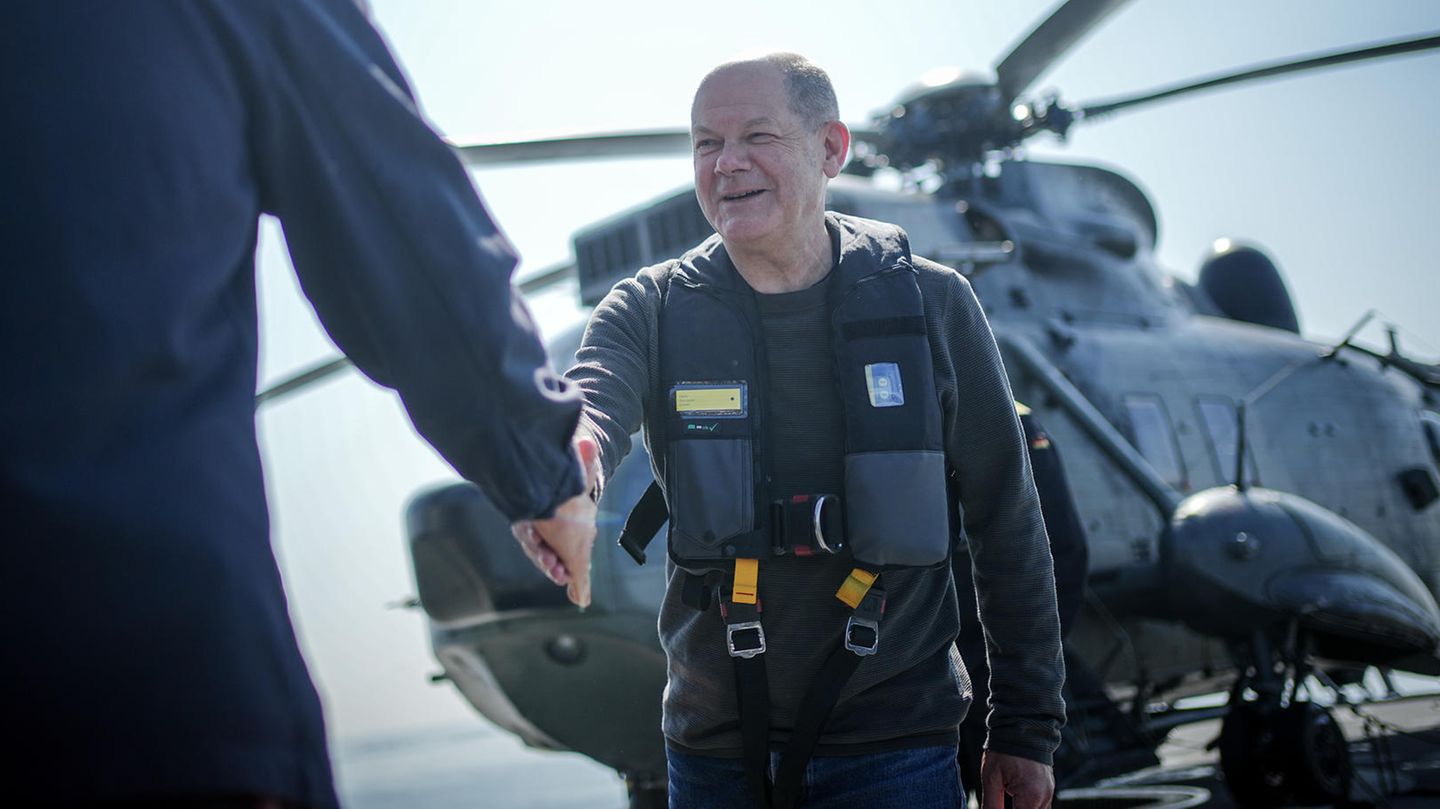 Olaf Scholz wird auf der "Mecklenburg-Vorpommern" begrüßt