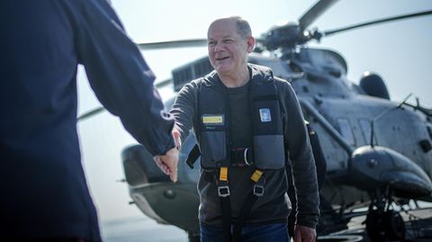 Olaf Scholz wird auf der "Mecklenburg-Vorpommern" begrüßt