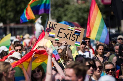 "Wir existieren", heißt es auf einer Demo für LGBTIQ*-Rechte für die Ukraine