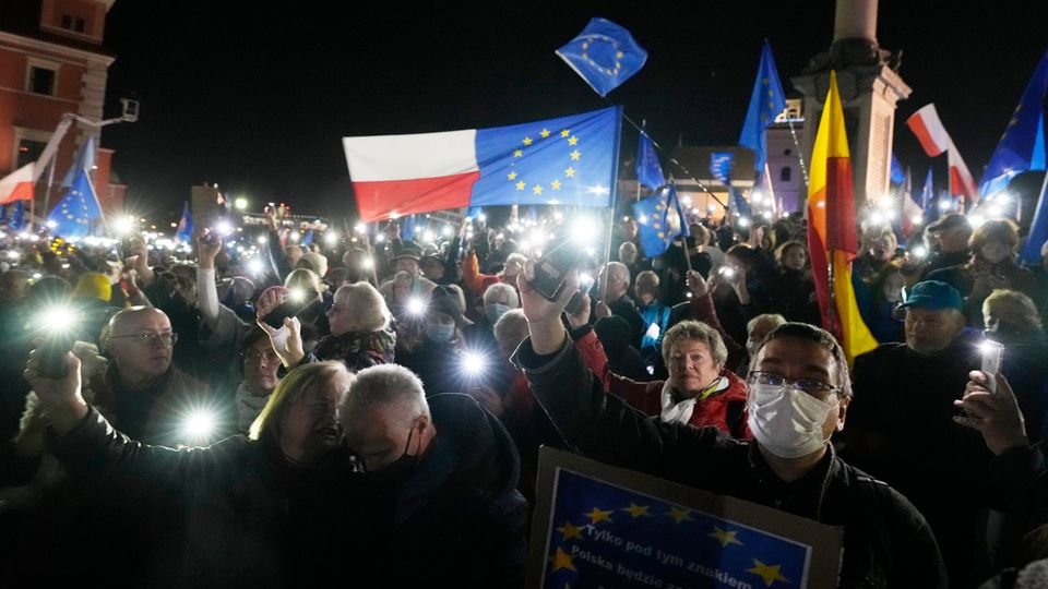 Nach der Justizreform in Polen 2021 demonstrierten zahlreiche Menschen in Warschau für die Mitgliedschaft in der EU