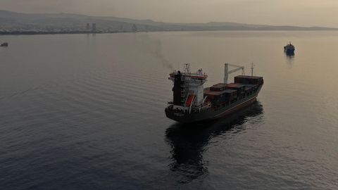 Ein Frachtschiff in der Nähe des Mittelmeerhafens von Limassol. Die Türkei und Zypern streiten über den Schifffahrtsbetrieb. (Archivbild aus 2021)