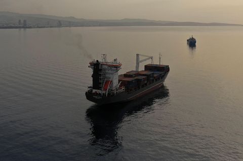 Ein Frachtschiff in der Nähe des Mittelmeerhafens von Limassol. Die Türkei und Zypern streiten über den Schifffahrtsbetrieb. (Archivbild aus 2021)