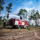 Jüteborg: Einsatzkräfte der Feuerwehr bekämpfen in einem Waldstück das Feuer