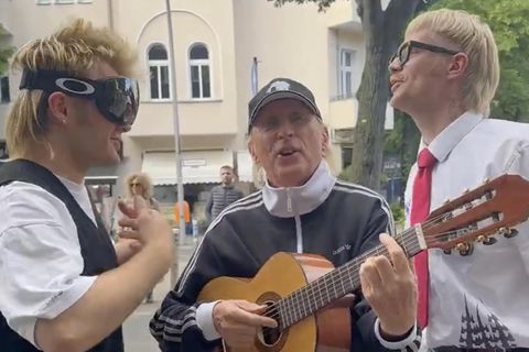 Otto Waalkes spielt Gitarre und Rapper Ski Aggu und Joost singen