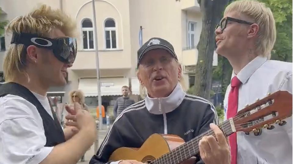 Otto Waalkes spielt Gitarre und Rapper Ski Aggu und Joost singen