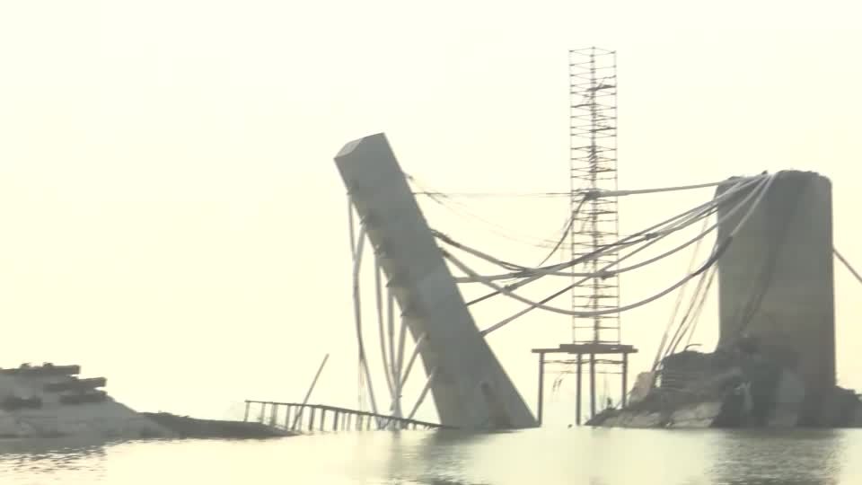Video: Ganges-Brücke in Indien eingestürzt Video: Ganges-Brücke in Indien eingestürzt