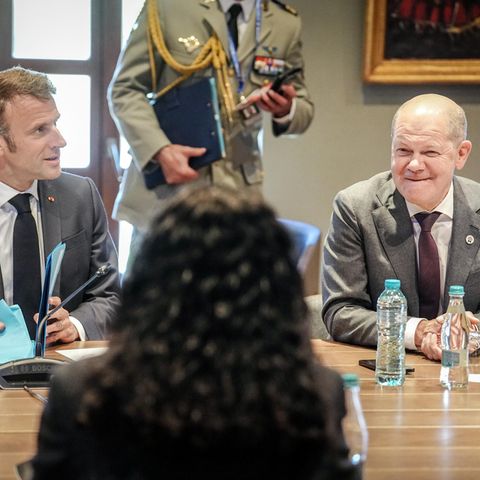 Scholz und Macron am Konferenztisch in Moldau