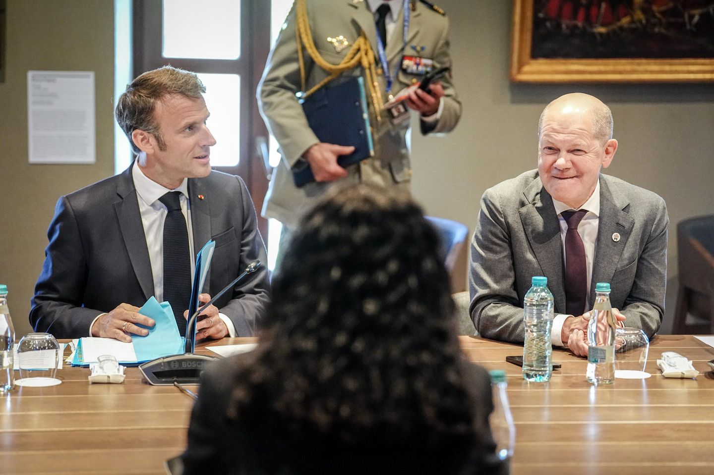 Scholz und Macron am Konferenztisch in Moldau
