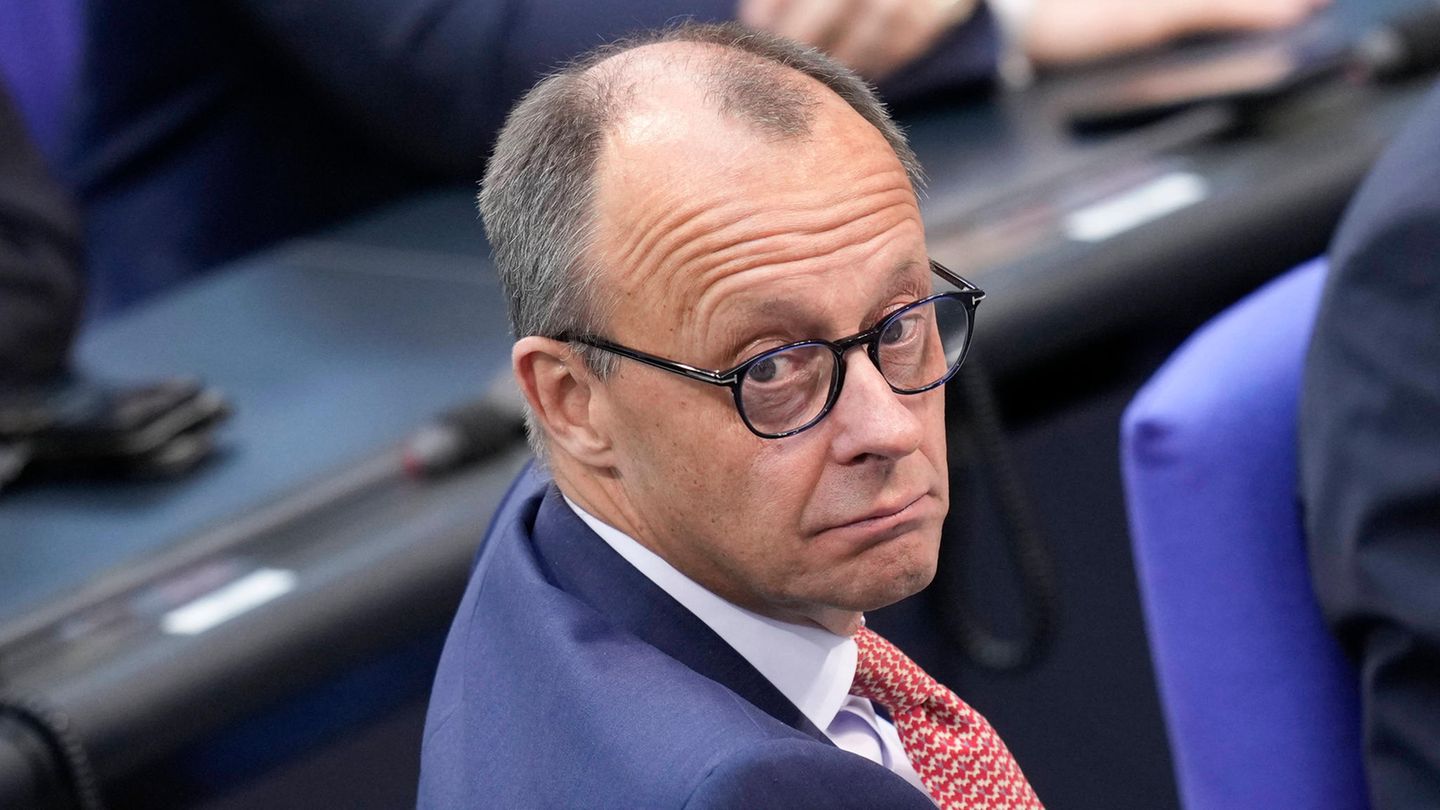 Friedrich Merz sitzt im Bundestag und schaut zur Seite Friedrich Merz sitzt im Bundestag und schaut zur Seite