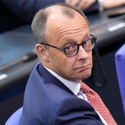 Friedrich Merz sitzt im Bundestag und schaut zur Seite