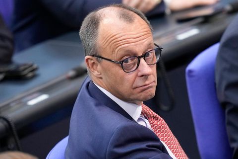 Friedrich Merz sitzt im Bundestag und schaut zur Seite