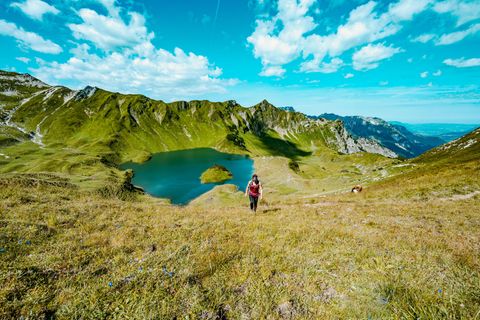 Eine anspruchsvolle Tour durch die Allgäuer Alpen mit einmaligen Ausblicken, das verspricht die Route zum Schrecksee. Hierfür braucht man allerdings eine gewisse Grundkondition, da die Strecke von mehr als 8 Kilometern pro Richtung mit einem Höhenunterschied von 1200 Metern nicht für Jedermann geeignet ist. Highlight ist der Schrecksee mit seinem türkis-blauen Wasser, in dem man sich im Sommer auch mal abkühlen kann. Startpunkt der Tour ist in Bad Hindelang am Parkplatz "Auf der Höh".  Art: One-Way  Strecke: 8,2 Kilometer