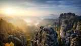 Schmilka ist ein echter Geheimtipp in der Sächsischen Schweiz. Der Ortsteil von Bad Schwandau bietet die perfekte Ausgangslage für eine ausgiebige Wanderung durch die Rotkehlchenstiege und die Heilige Stiege in dem Wandergebiet. Erstere gehört zu den bekanntesten Stiegen der Region und umfasst 500 Höhenmeter. Auf dem Weg kommt man außerdem am Heringsgrund vorbei und passiert den Wurzelweg.   Art: Rundweg  Strecke: 3,8 Kilometer
