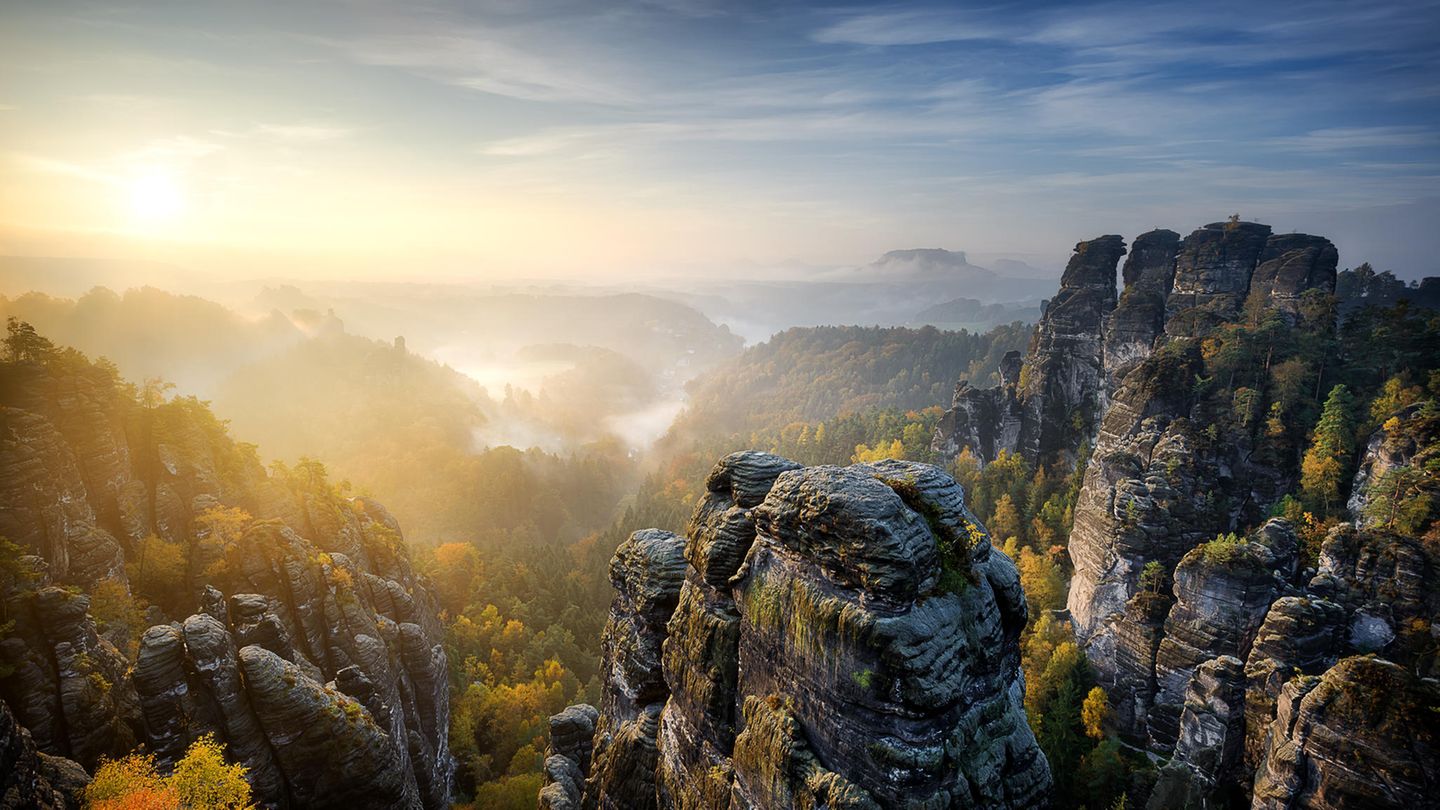 Schmilka ist ein echter Geheimtipp in der Sächsischen Schweiz. Der Ortsteil von Bad Schwandau bietet die perfekte Ausgangslage für eine ausgiebige Wanderung durch die Rotkehlchenstiege und die Heilige Stiege in dem Wandergebiet. Erstere gehört zu den bekanntesten Stiegen der Region und umfasst 500 Höhenmeter. Auf dem Weg kommt man außerdem am Heringsgrund vorbei und passiert den Wurzelweg.   Art: Rundweg  Strecke: 3,8 Kilometer