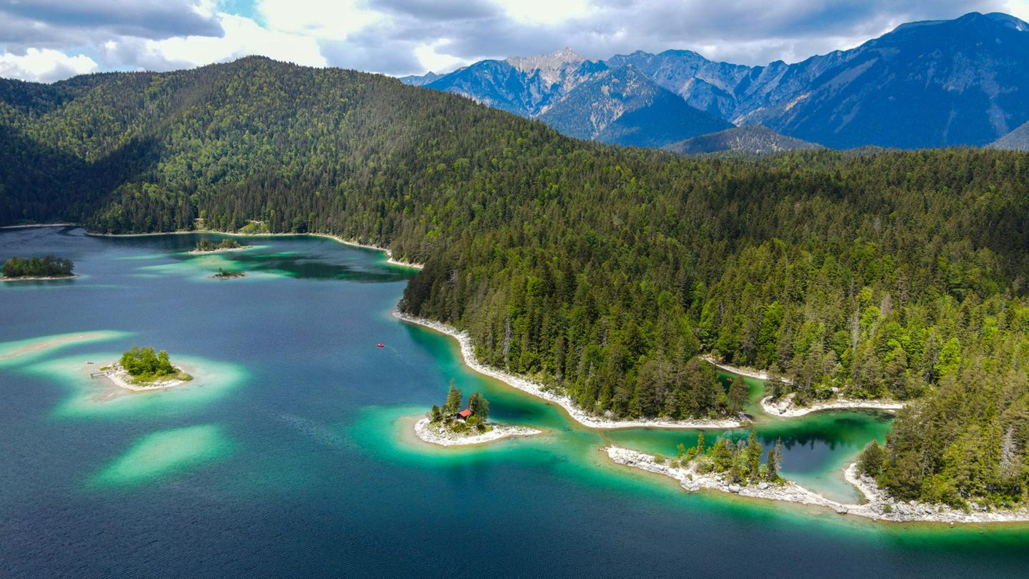Platz 4: Eibsee, Bayern Der glasklare Eibsee befindet sich unweit der Zugspitze in Bayern. Er ist nicht nur für Wasseraktivitäten ein beliebtes Ausflugsziel, sondern eignet sich auch perfekt als Ausgangspunkt für ausgiebige Wanderungen. Wanderer können den Ausblick auf den höchsten Berg Deutschlands genießen und sich im Sommer im See abkühlen. Art: Rundweg Strecke: 7,2 Kilometer