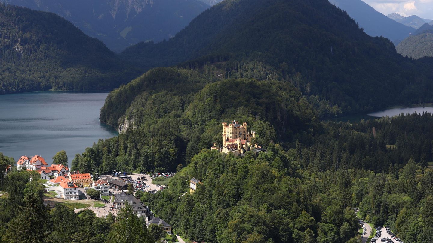 Platz 3: Alpsee, Bayern An der Grenze zu Österreich befindet sich der malerische Alpsee. Der Rundweg bietet einen einmaligen Blick auf die bayerischen Schlösser Neuschwanstein und Hohenschwangau. Die beste Art der Anreise ist mit dem Bus oder Auto von Füssen aus, der Weg ist gut ausgeschildert. Art: Rundweg Strecke: 5,3 Kilometer