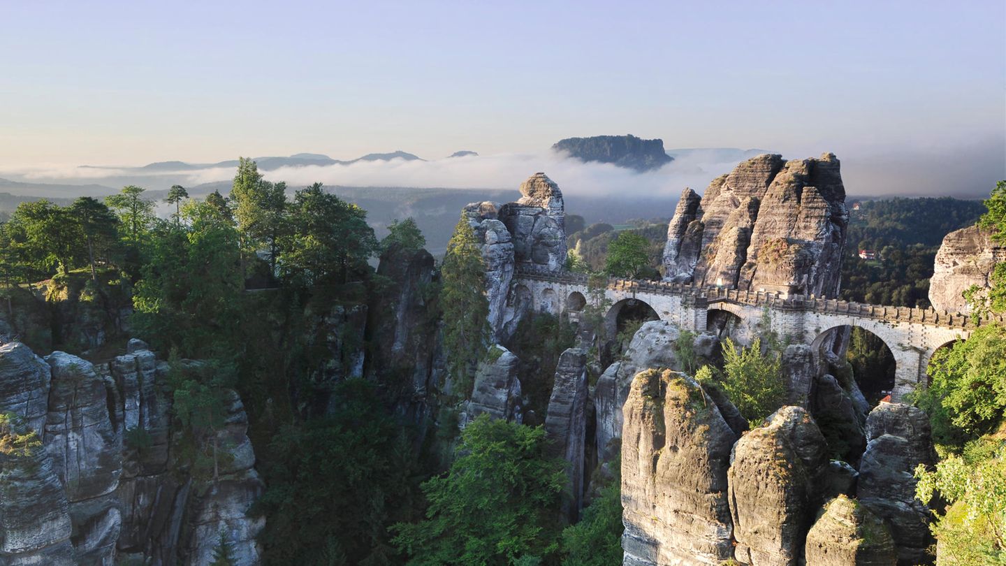 Die Sächsische Schweiz zählt zu den beliebtesten Wandergebieten in ganz Deutschland. Das gesamte Streckennetz umfasst 116 Kilometer. Der beliebteste Streckenabschnitt ist die zweite Etappe. Dabei geht es von der sächsischen Stadt Wehlen aus bis nach Hohnstein. Während der Tour durchläuft man die Bastei und den idyllischen Kurort Rathen.   Art: One-Way  Strecke: 11,1 Kilometer 