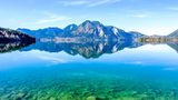 Der Walchensee gehört zu den beliebtesten Bergseen in Bayern – und lässt sich mit einer beeindruckenden Gipfelwanderung erkunden. Nicht umsonst ist die Wandertour vom Herzogstand zum Heimgarten die beliebteste des Wanderportals. Auf der Gratwanderung können die Besucher einen 360-Grad-Ausblick auf die Landschaft genießen. Wer den Anblick ohne große Wanderung erreichen möchte, der kann außerdem mit einer Gondel direkt auf den Herzogstand fahren.   Art: Rundweg  Strecke: 16,3 Kilometer   