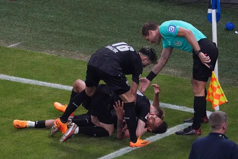 Die Stuttgarter Spieler feiern den Treffer von Enzo Millot zum 2:1. Damit war der Klassenerhalt so gut wie sicher.