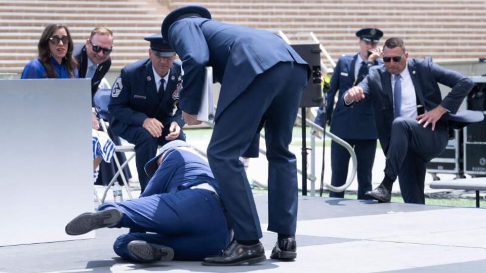 Bei der Abschlussfeier der United States Air Force Academy fiel US-Präsident Joe Biden am vergangenen Donnerstag über einen Sandsack