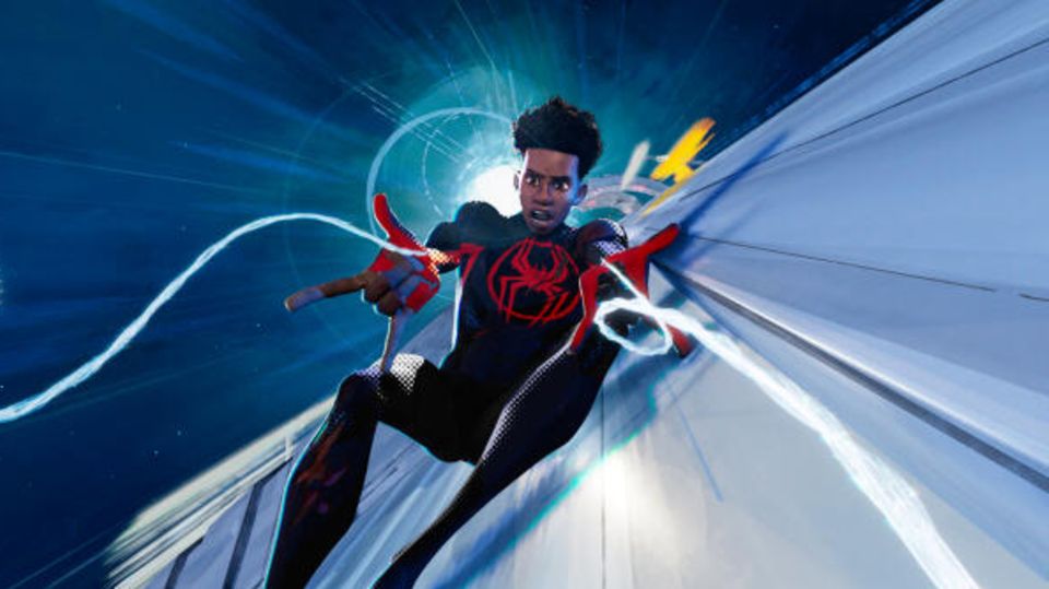 Miles Morales in "Spider-Man: Across the Spider-Verse". Mit Einnahmen von etwa 120,5 Millionen US-Dollar am ersten Startwochenende erobert der Animationsfilm die Kinocharts.
