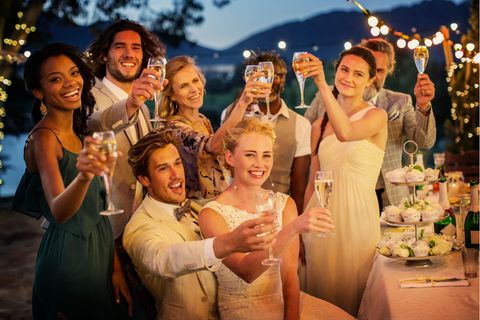 Gäste auf einer Hochzeit stoßen an