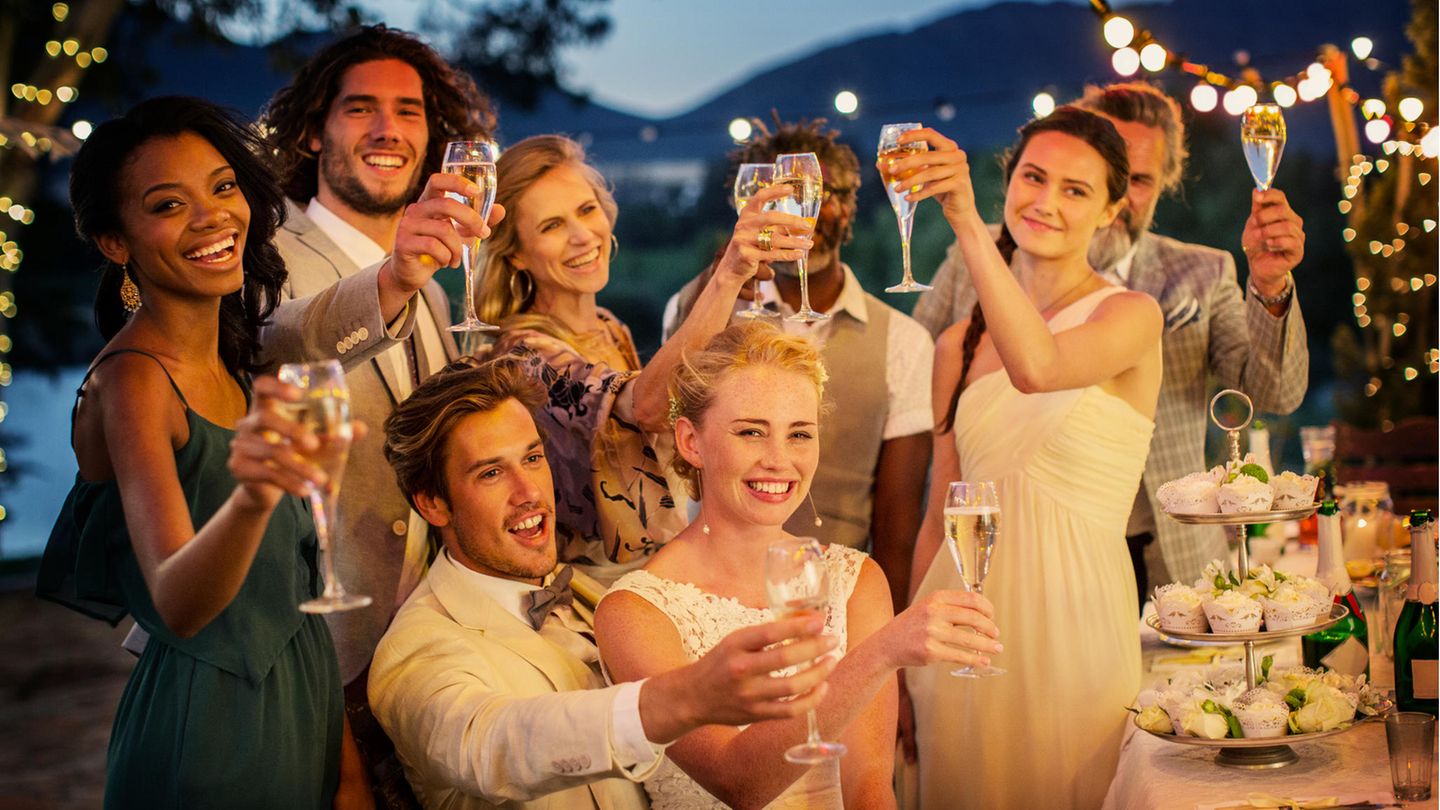 Gäste auf einer Hochzeit stoßen an