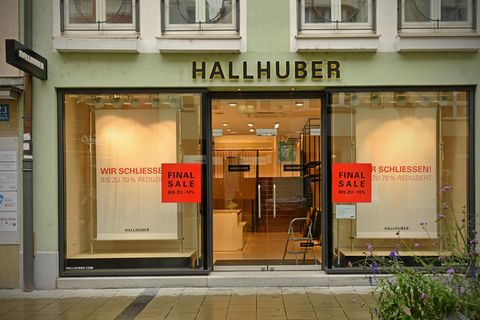 Eine Hallhuber-Filiale wirbt für den Räumungsverkauf
