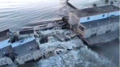 Dieses vom ukrainischen Präsidialamt veröffentlichte Videostandbild zeigt den beschädigten Kachowka-Staudamm