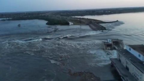 Wassermassen schieben sich nach der Zerstörung des Kachowka-Staudamms in der Ukraine gen Westen