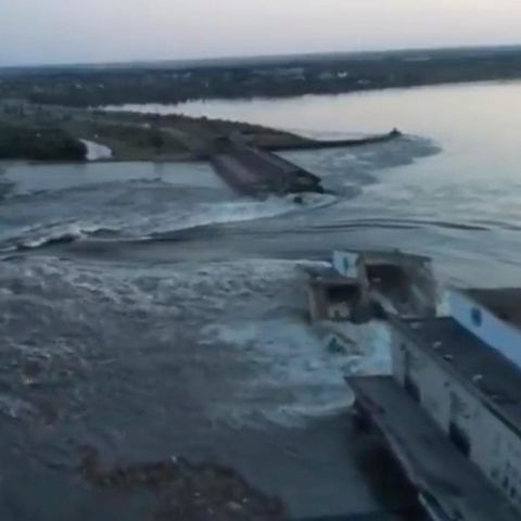 Wassermassen schieben sich nach der Zerstörung des Kachowka-Staudamms in der Ukraine gen Westen