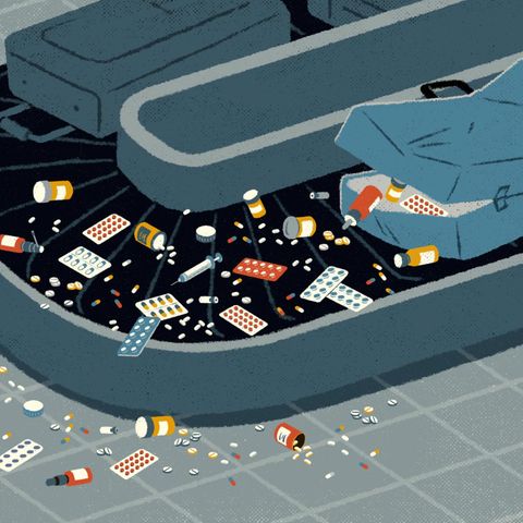 Illustration von einem Gepäckband auf dem neben einem offenen Koffer, Medikamente verstreut sind