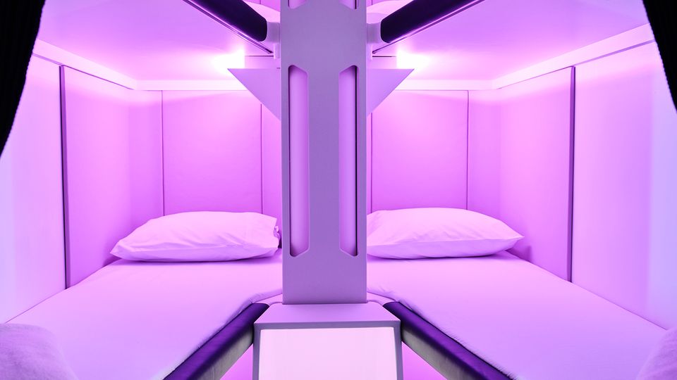 Die Betten im "Skynest" sind violett beleuchet. Das Licht soll Passagiere nach ihrer vierstündigen Schlafphase wieder aufwecken.