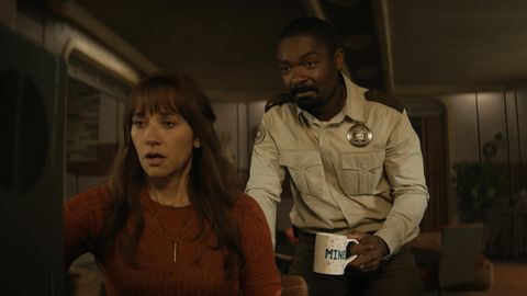 Rashida Jones und David Oyelowo in der ersten Folge von "Silo"