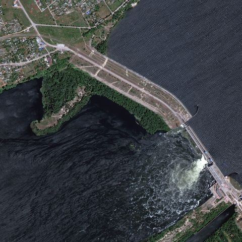 Dieses von Maxar Technologies über AP zur Verfügung gestellte Satellitenbild zeigt den Kachowka-Staudamm.