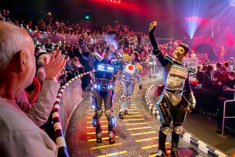 Die Starlight Express Darsteller fahren durch die Reihen