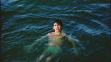 George Harrison der Beatles beim Baden im Meer