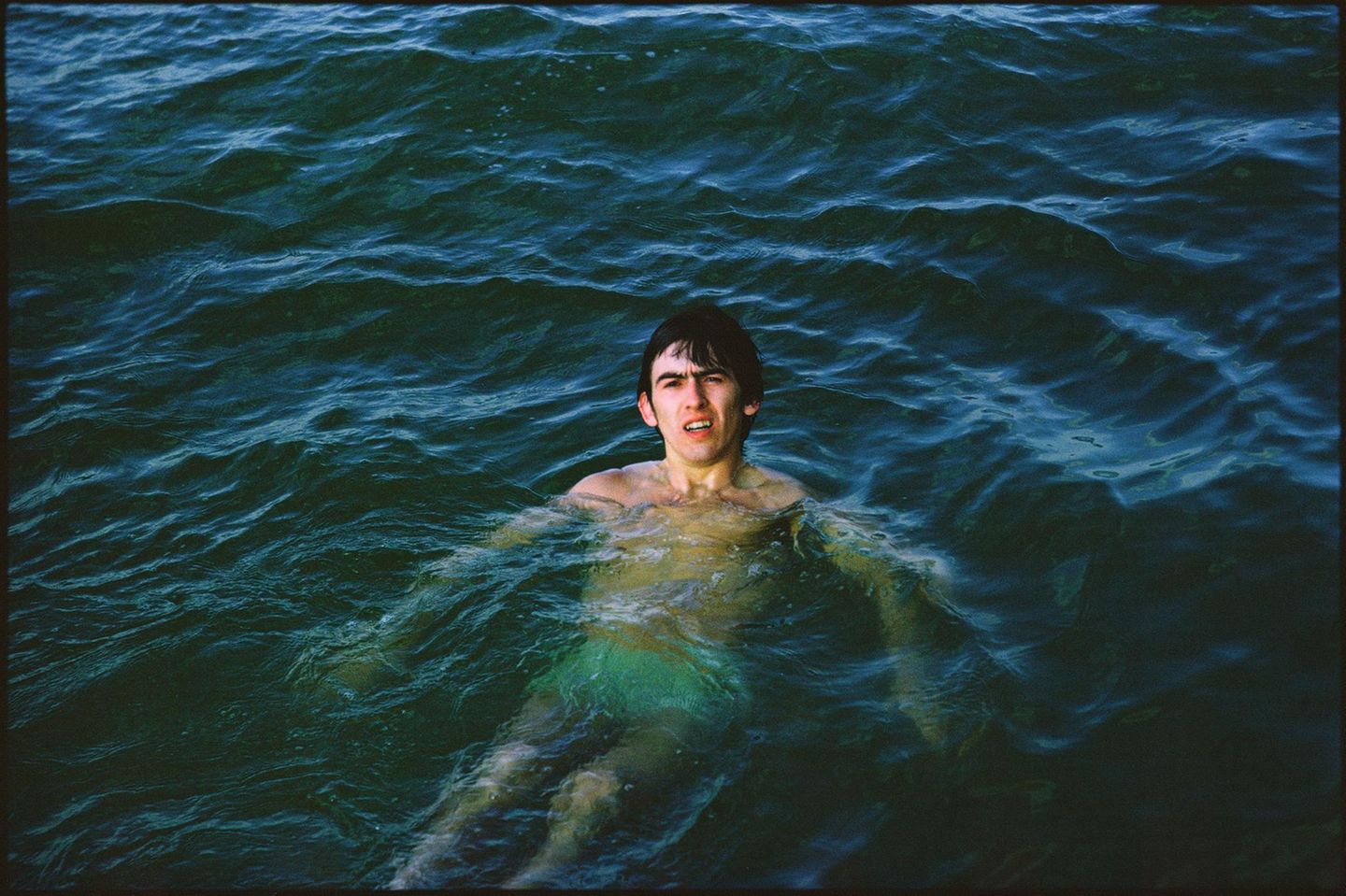 George Harrison der Beatles beim Baden im Meer