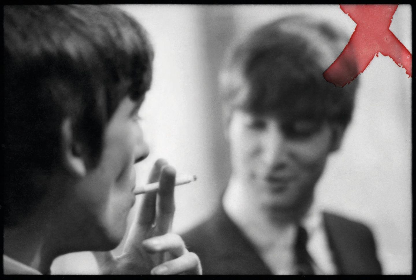 Harrison und Lennon der Beatles rauchend