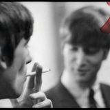 Harrison und Lennon der Beatles rauchend