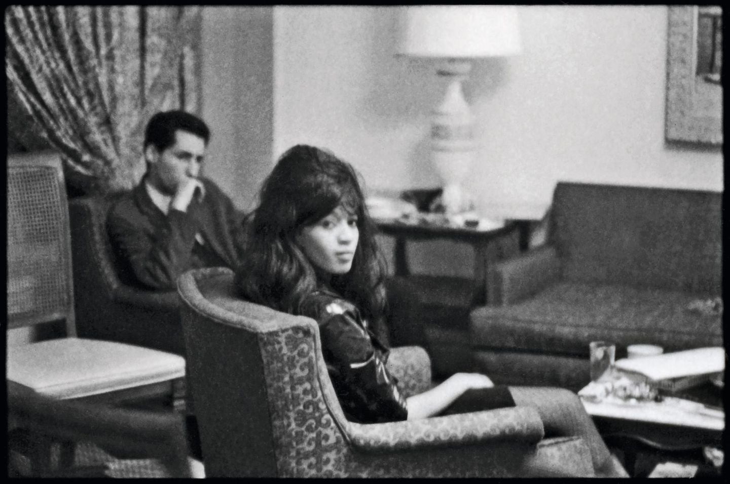 Ronnie Spector in der Hotelsuite im Plaza im Jahr 1964