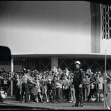Fans der Beatles vor dem Deauville Hotel