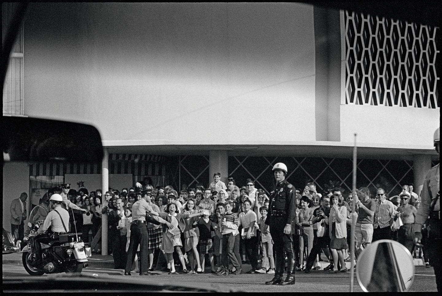 Fans der Beatles vor dem Deauville Hotel