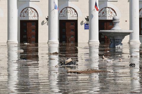 Das Hochwasser erreicht das Gemeindezentrum der Stadt Nowa Kachowka