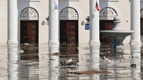 Das Hochwasser erreicht das Gemeindezentrum der Stadt Nowa Kachowka
