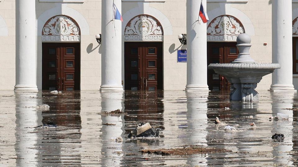 Das Hochwasser erreicht das Gemeindezentrum der Stadt Nowa Kachowka