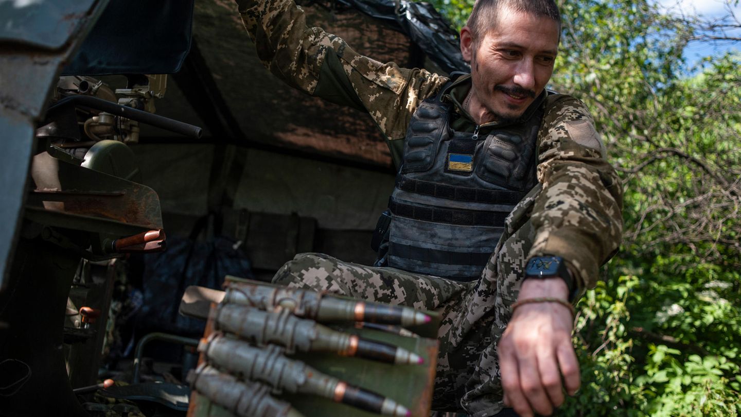 Ukrainischer Soldat an der Bachmut-Front beim Aufmunitionieren seines IFV